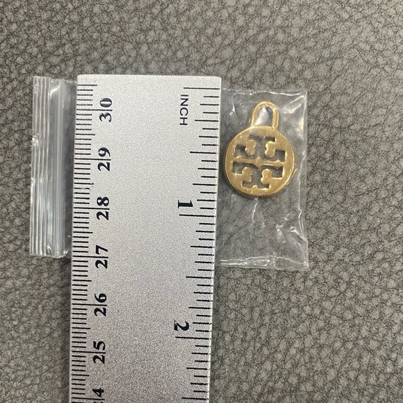 Six golden Tory Burch charms - Picture 2 of 2